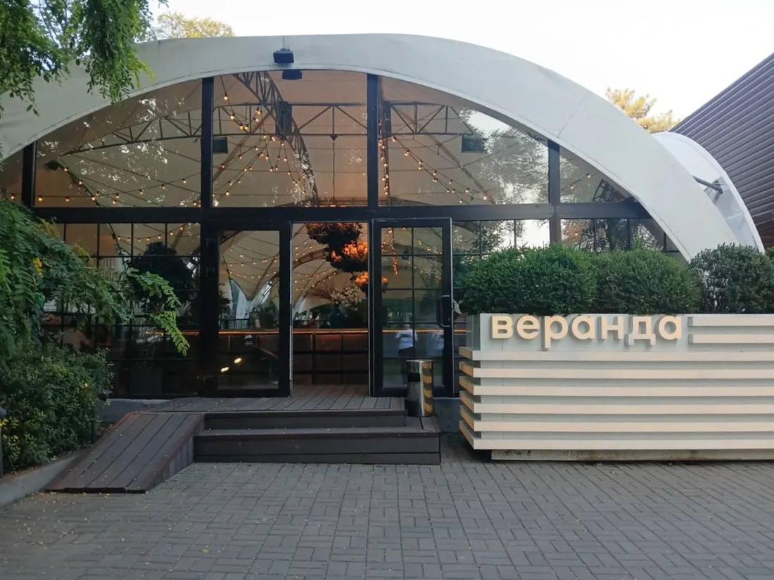 Вход на веранду ресторана на Театральной площади